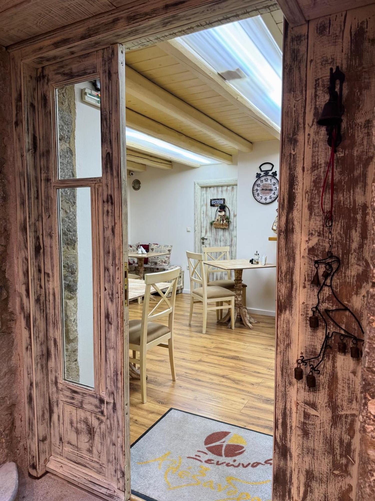 Alexandros Guesthouse Arachova Bagian luar foto